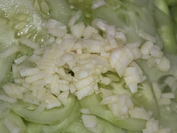Салат из огурцов с луком на зиму — 10 самых вкусных рецептов