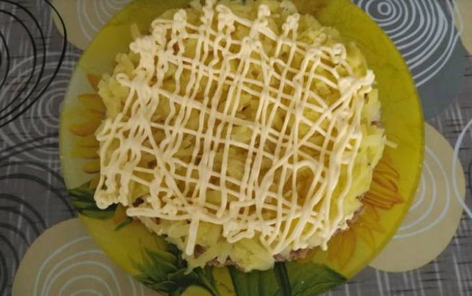 Салат Мимоза с рыбными консервами и сыром