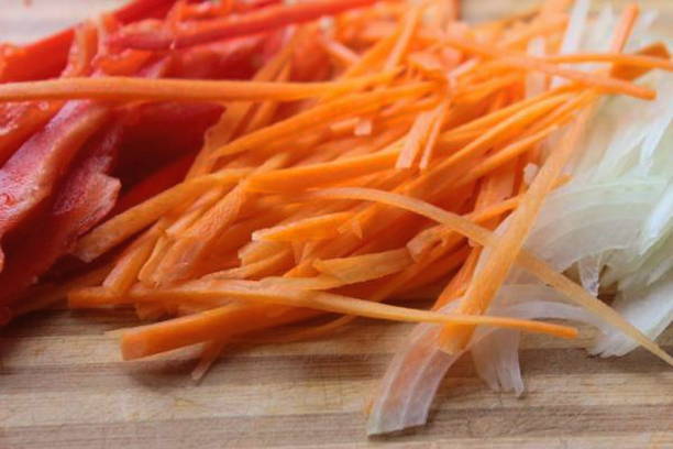 Салат с фунчозой — 10 пошаговых рецептов в домашних условиях