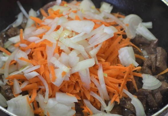 Салат с говяжьей печенью – 10 очень вкусных рецептов