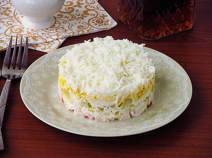 Салат с копченой курицей — 10 простых и вкусных рецептов