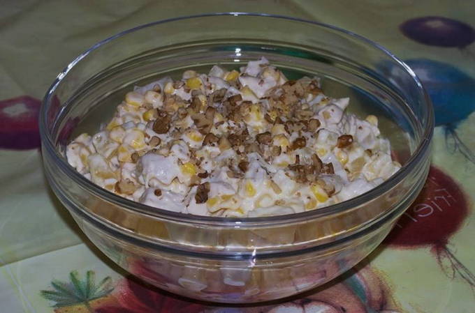 Салат с курицей, ананасом и грецким орехом — 6 пошаговых рецептов