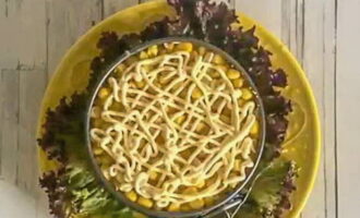 Салат с курицей, ананасом, кукурузой и сыром