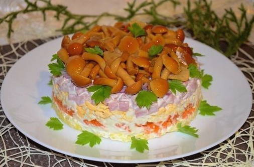 Салат с маринованными опятами — 8 пошаговых рецептов