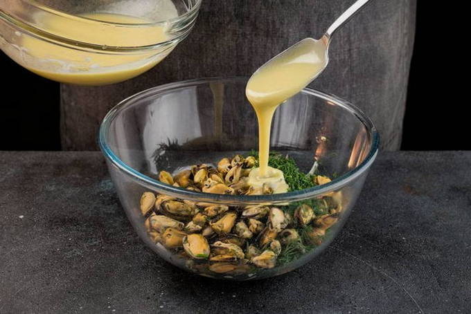 Салат с мидиями – 10 вкусных рецептов в домашних условиях