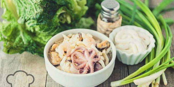 Салат с морским коктейлем – 8 пошаговых рецептов приготовления