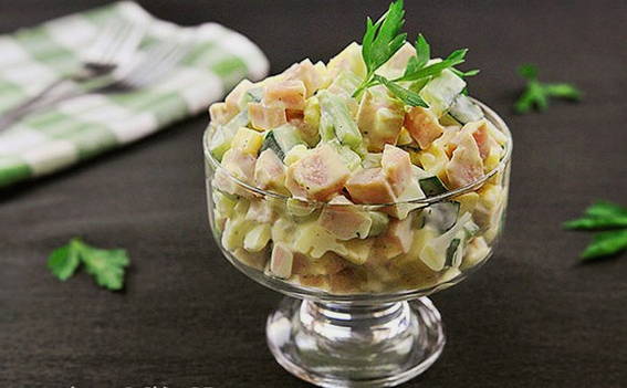 Салат с ветчиной и сыром – 10 вкусных рецептов