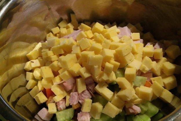 Салат с ветчиной и сыром – 10 вкусных рецептов