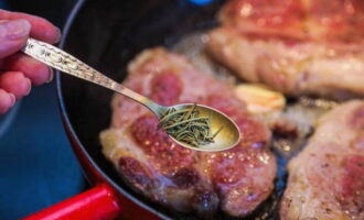 Свиная шея на сковороде – 5 вкусных рецептов