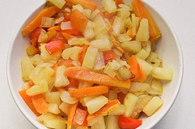 Свинина с ананасами в кисло-сладком соусе — 5 рецептов в домашних условиях