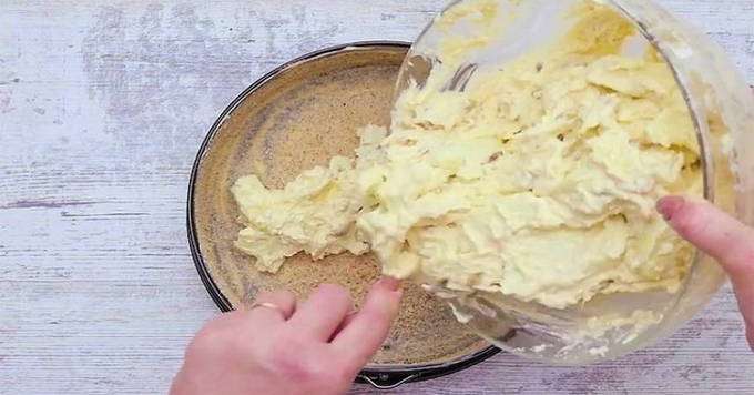 Творожная запеканка с манкой и сметаной в духовке