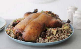 Утка с рисом в духовке – 4 пошаговых рецепта приготовления