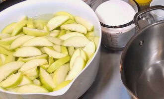 Варенье из яблок — 10 простых рецептов на зиму