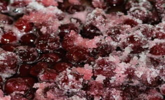 Варенье из вишни с косточками на зиму — 7 простых рецептов