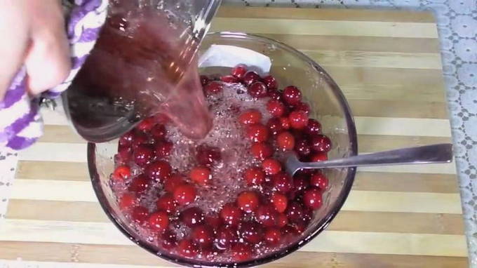 Варенье из вишни с косточками на зиму — 7 простых рецептов