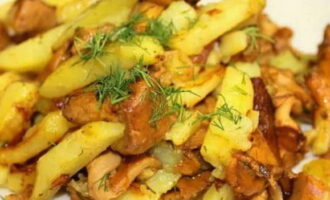 Жареные лисички с картошкой на сковороде — 5 пошаговых рецептов