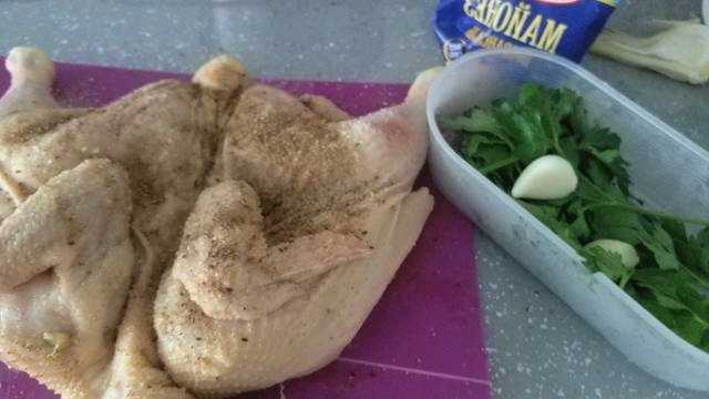 Цыпленок табака — 10 рецептов приготовления на сковороде, в духовке