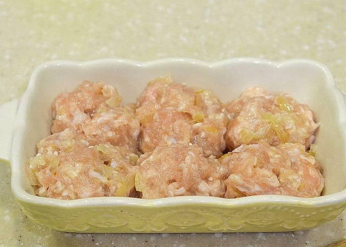Ежики в сметанном соусе из фарша с рисом — 6 рецептов на сковороде, в духовке