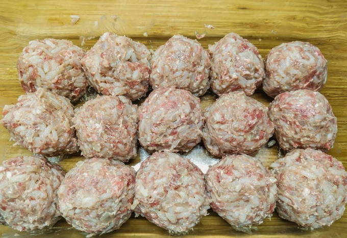 Ежики в сметанном соусе из фарша с рисом — 6 рецептов на сковороде, в духовке