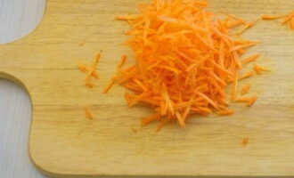 Горбуша с луком и морковкой в духовке