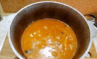 Гуляш из свинины с подливкой из томатной пасты, муки — 6 пошаговых рецептов