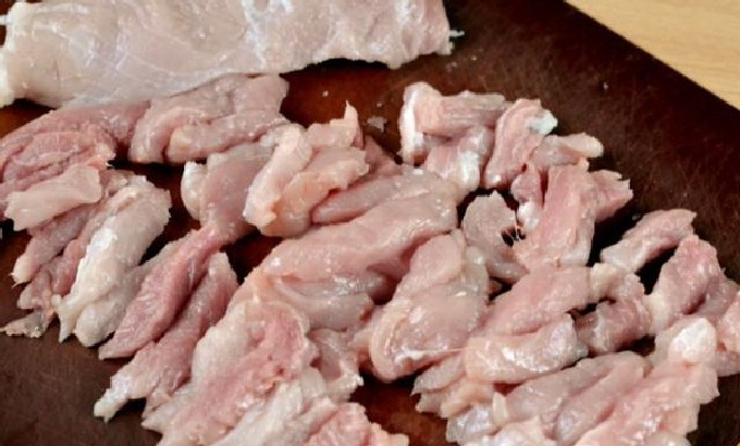 Гуляш из свинины с подливкой из томатной пасты, муки — 6 пошаговых рецептов