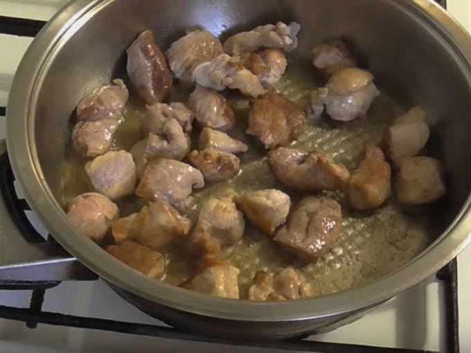 Гуляш из свинины с подливкой на сковороде — 10 вкусных рецептов