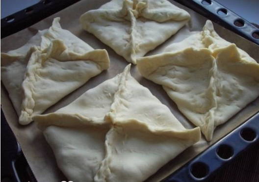 Хачапури из слоеного теста с сыром в духовке — 7 пошаговых рецептов