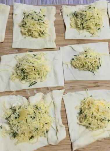 Хачапури из слоеного теста с сыром в духовке — 7 пошаговых рецептов