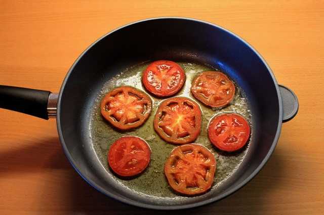Яичница с помидорами — 10 пошаговых рецептов на сковороде