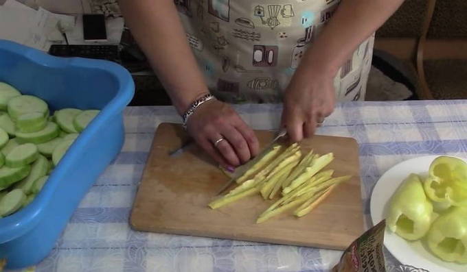 Кабачки по-корейски на зиму — 10 самых вкусных рецептов