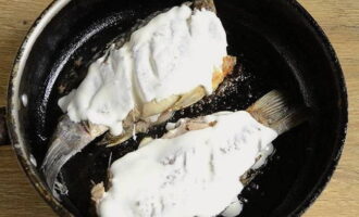 Караси в сметане — 5 вкусных рецептов