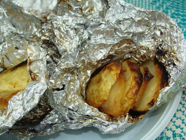 Картошка на мангале — 8 рецептов приготовления на шампурах, решетке