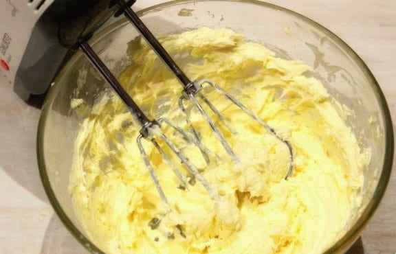 Крем для бисквитного торта — 10 рецептов в домашних условиях