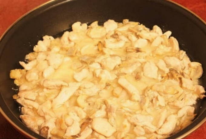 Курица с грибами в сливочном соусе — 8 пошаговых рецептов приготовления