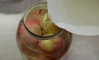 Моченые яблоки в банках на зиму — 8 рецептов в домашних условиях