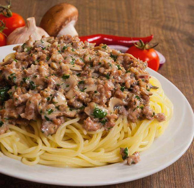 Паста с мясом рецепт с фото. Макароны по флотски с грибами шампиньонами. Спагетти с фаршем. Спагетти с фаршем и грибами. Паста для макарон с фаршем.