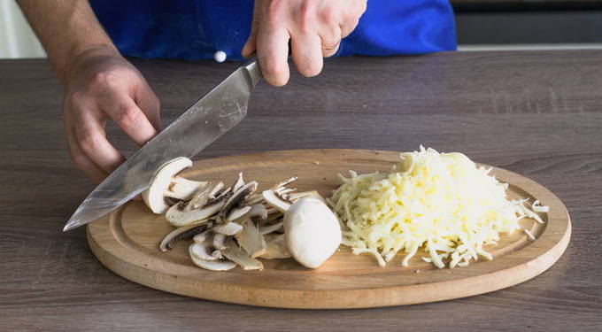 Пицца с грибами — 8 рецептов в духовке в домашних условиях