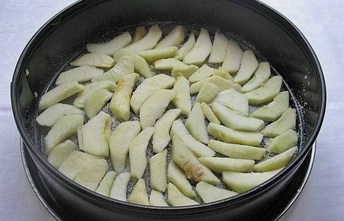 Пышная шарлотка с яблоками в духовке — 10 самых вкусных и простых рецептов