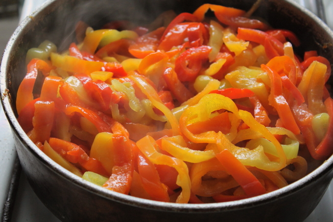 Салат из огурцов, помидоров, перца, лука на зиму — 8 пошаговых рецептов