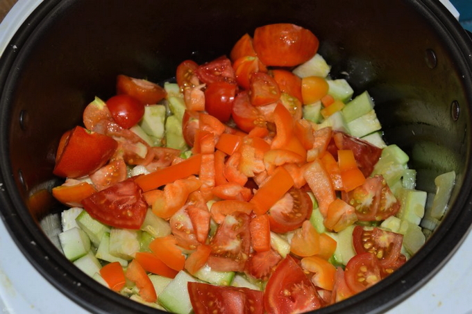Салат из огурцов, помидоров, перца, лука на зиму — 8 пошаговых рецептов