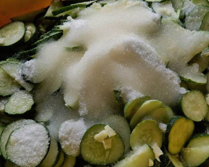 Салат «Зимний король» из огурцов на зиму — 5 пошаговых рецептов