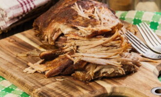 Свиная лопатка — 10 вкусных рецептов