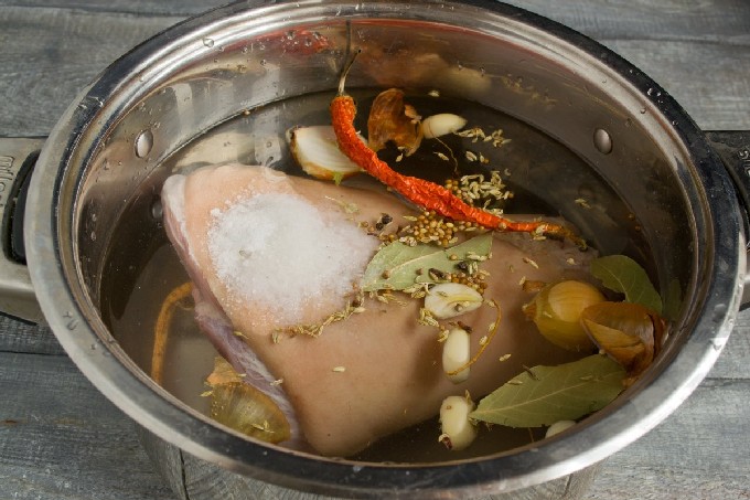 Свиная рулька, запеченная в фольге в духовке — 7 рецептов с фото пошагово