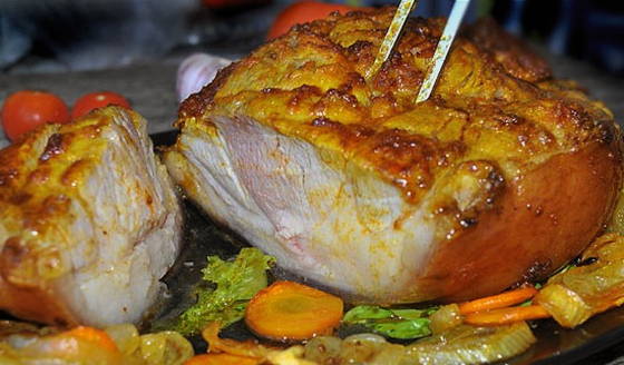 Свиной окорок в духовке — 8 вкусных рецептов