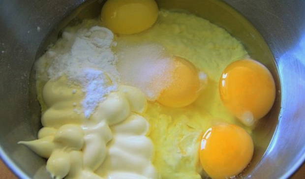 Заливной пирог с луком и яйцом — 8 рецептов в духовке на кефире, сметане