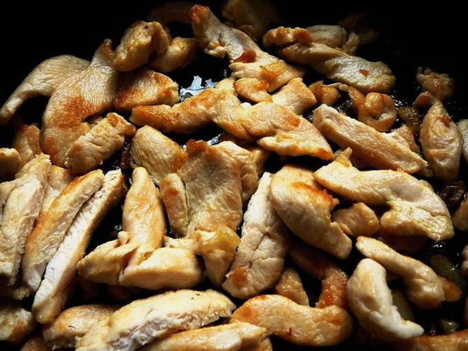 Жульен с курицей и грибами со сливками в духовке — 5 пошаговых рецептов