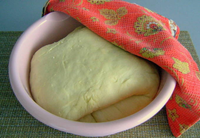 Дрожжевое тесто для пирога – 10 самых лучших рецептов в духовке