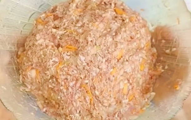 Ежики из фарша с рисом и подливой – 9 пошаговых рецептов