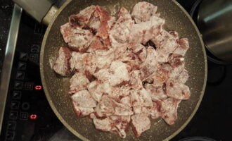 Говяжья печень в сметане с луком на сковороде — 5 пошаговых рецептов